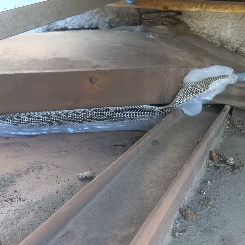 屋根のすき間を封鎖