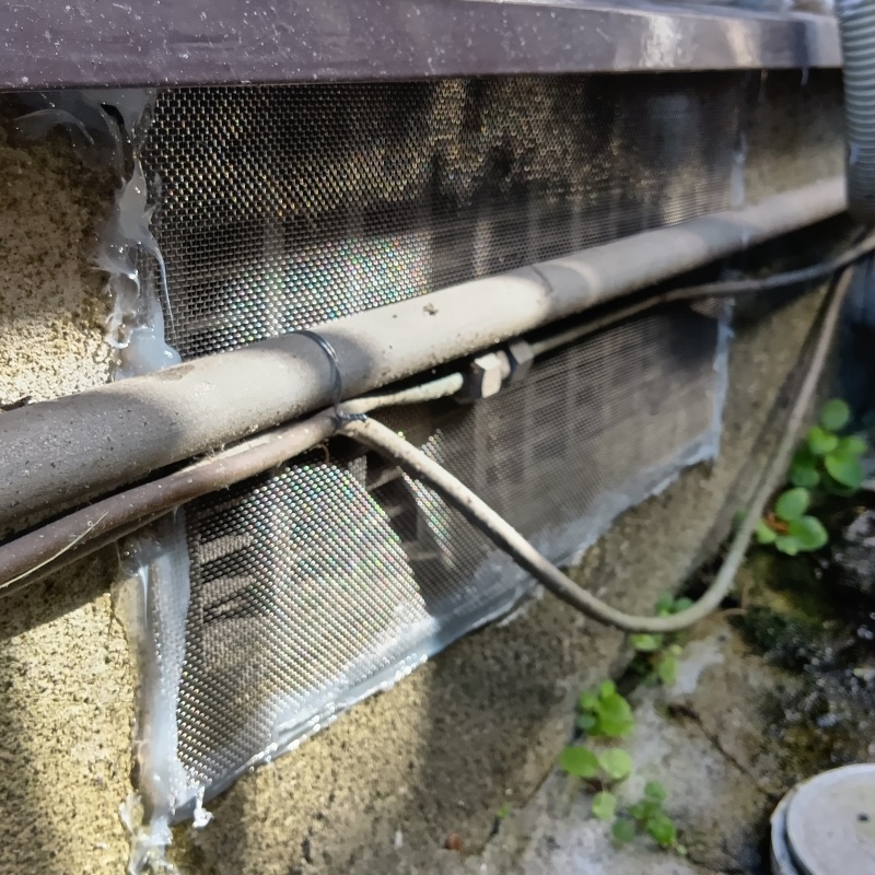 床下換気口をネットとパテで封鎖