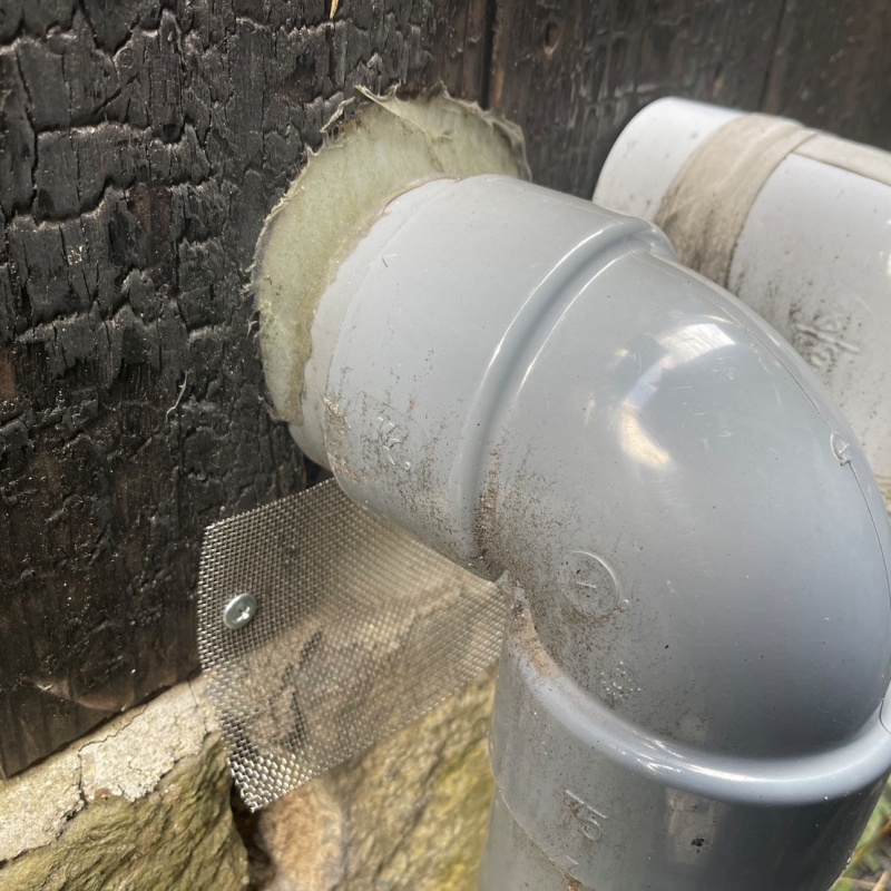 配管がまわりのすき間を封鎖