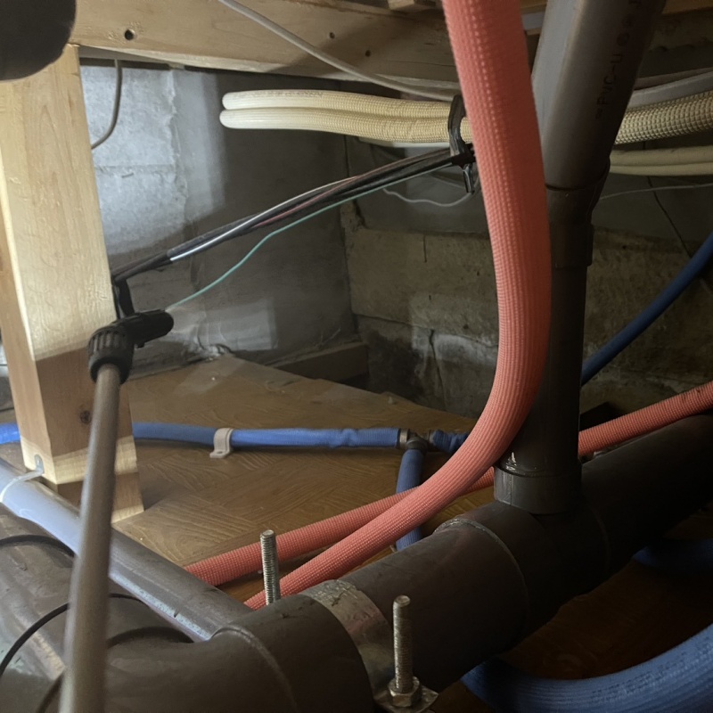 天井裏に除菌剤を散布