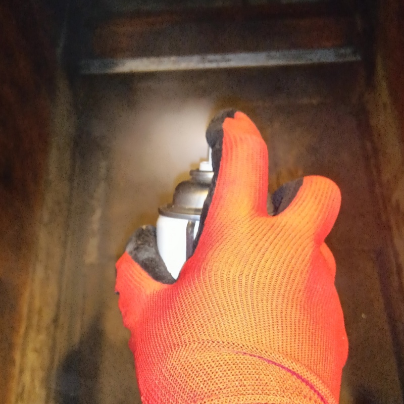 忌避スプレーを散布