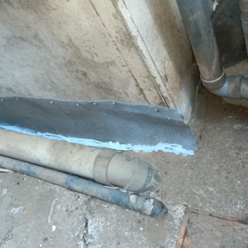 壁の下のすき間をネットで封鎖