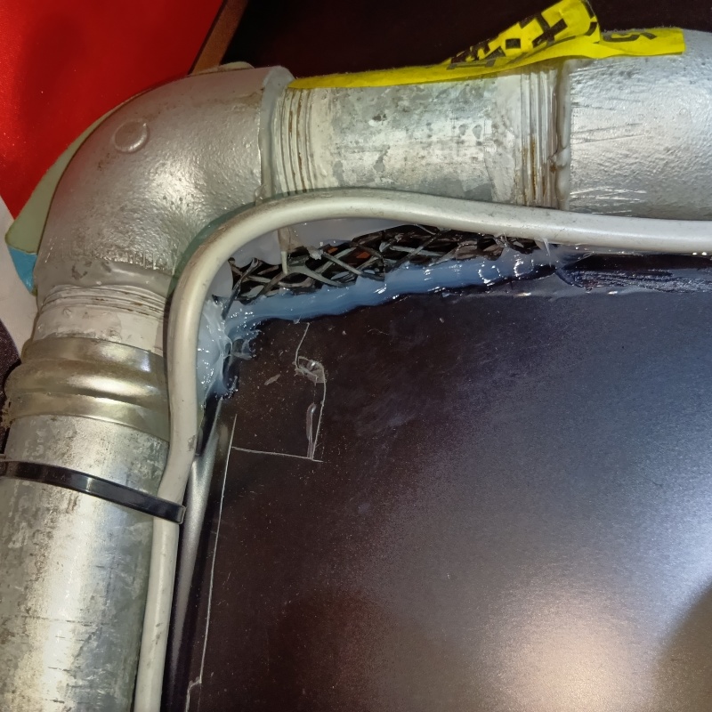 配管と壁が接する部分のすき間を封鎖