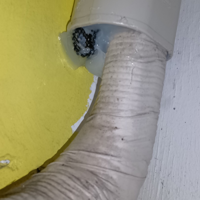 配管カバーのすき間を封鎖