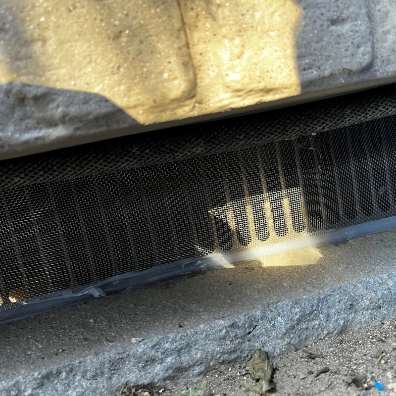 床下換気口をネットとパテで封鎖