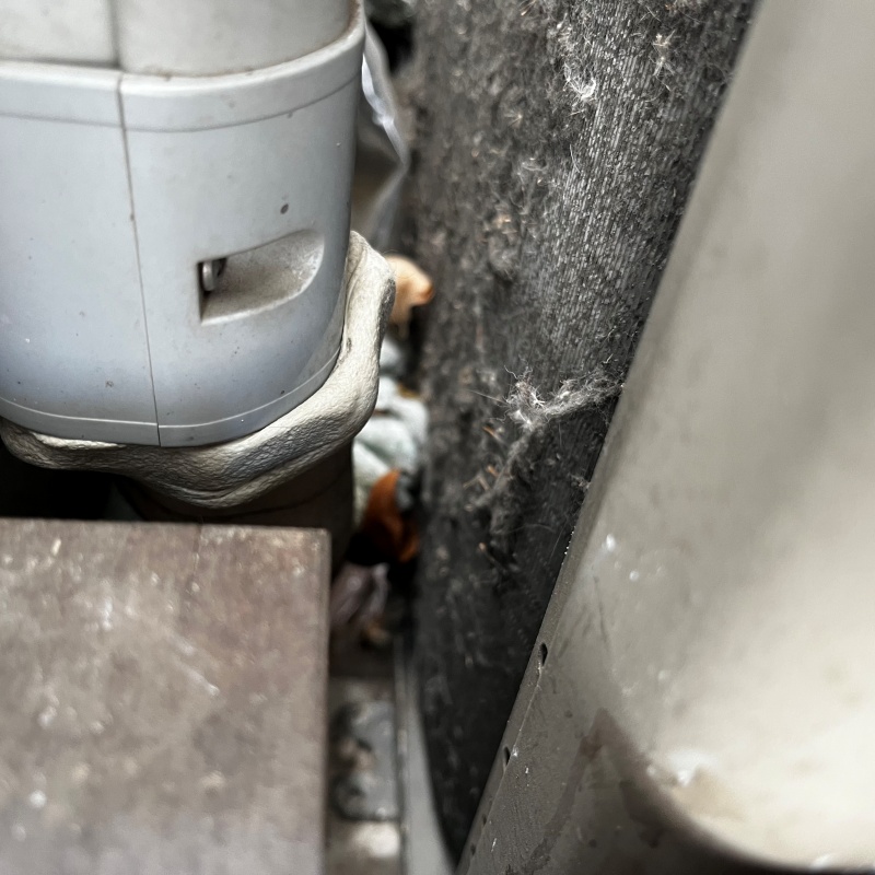 配管と壁が接する部分のすき間を封鎖