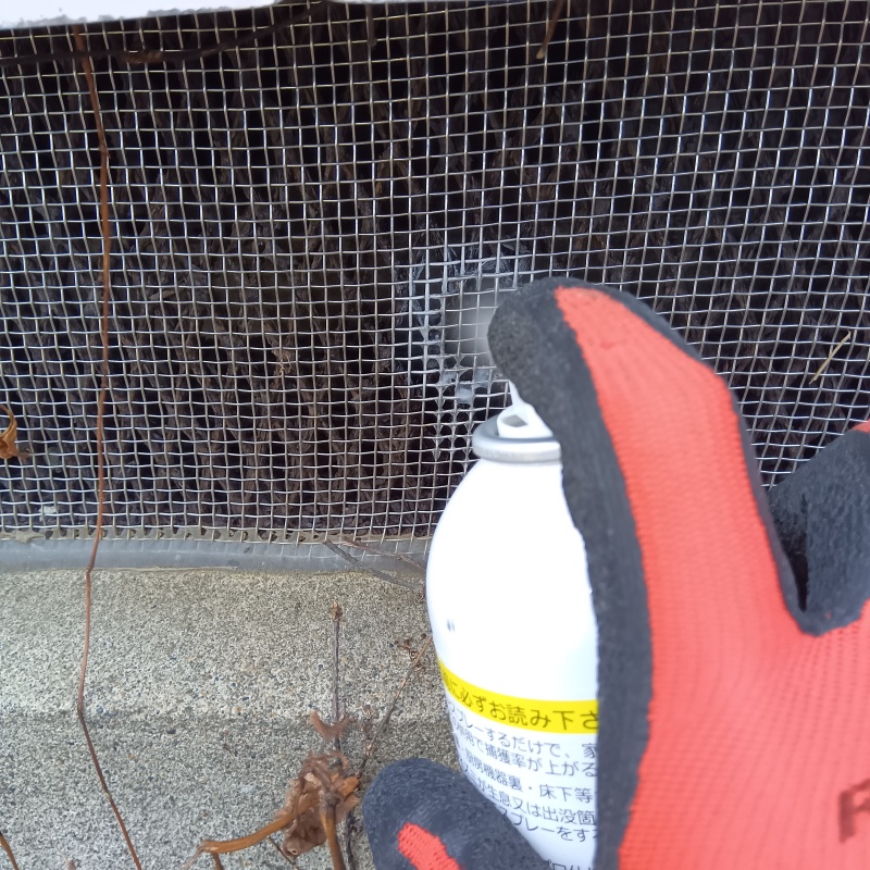 床下換気口から忌避スプレーを散布