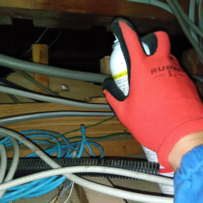 天井裏に忌避スプレーを散布