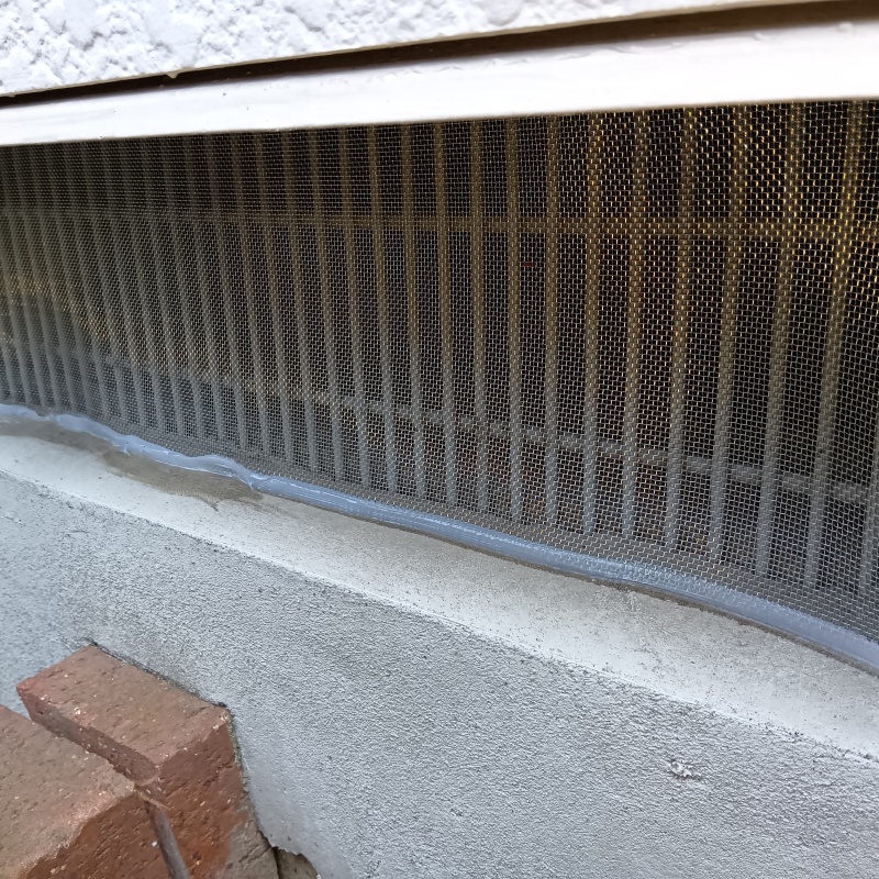 床下換気口をネットとパテで封鎖