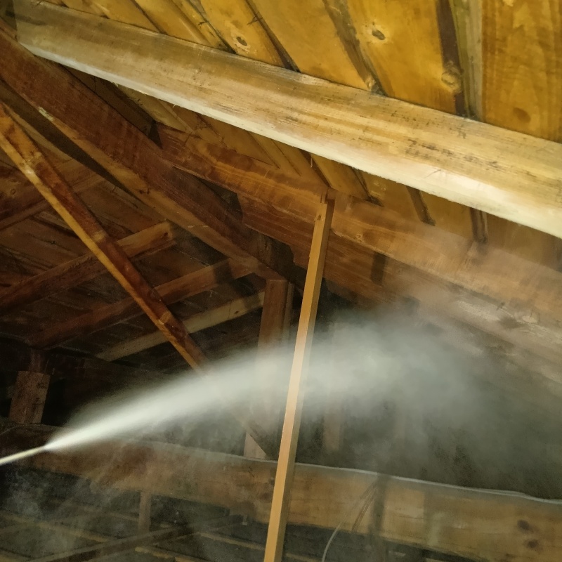 屋根裏に忌避スプレーを散布