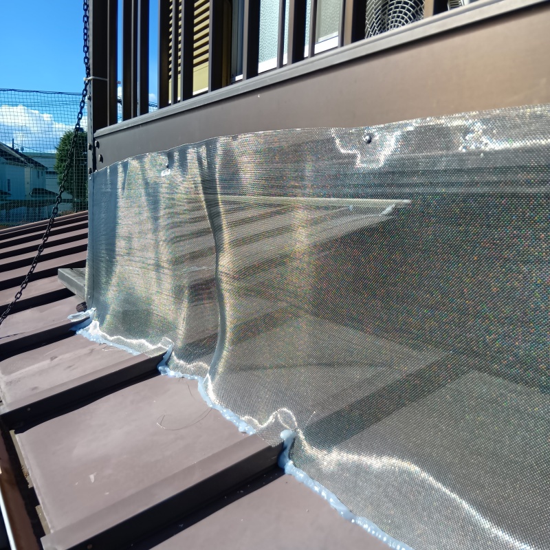 ベランダと屋根の間の開口部をネットで封鎖