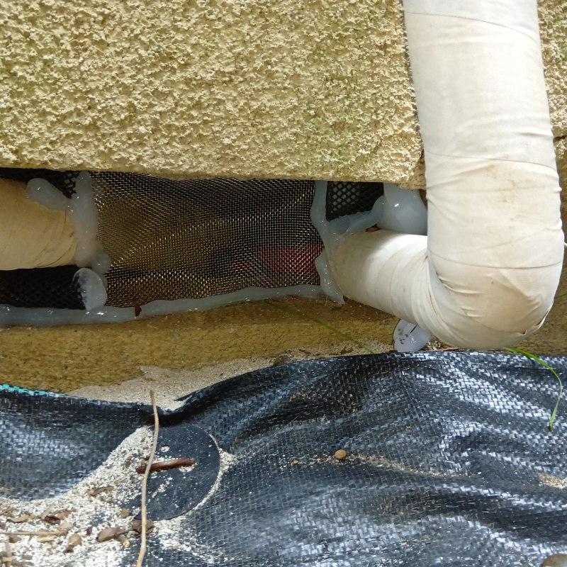 床下換気口と配管の貫通部分を封鎖