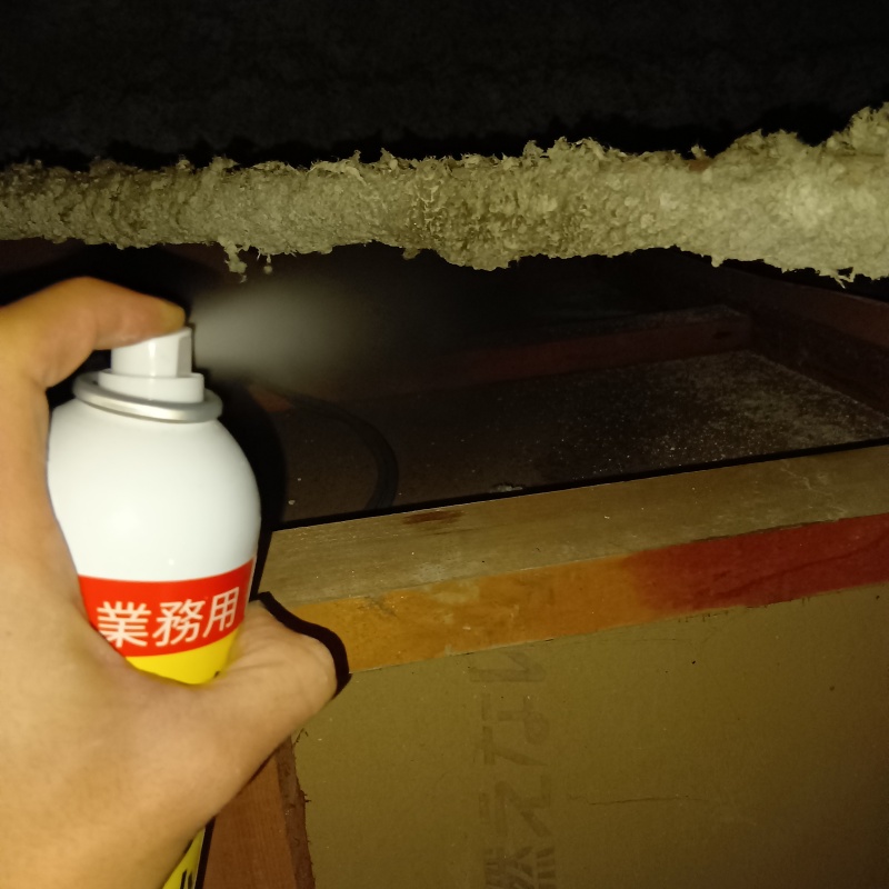 天井裏に忌避スプレーを散布