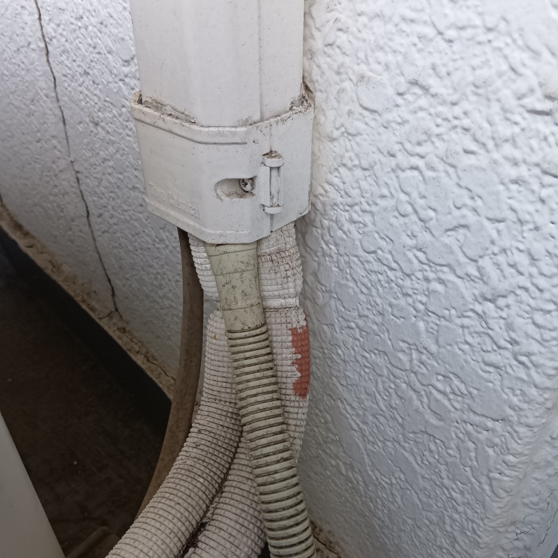 侵入口になっていた配管の導入部のすき間