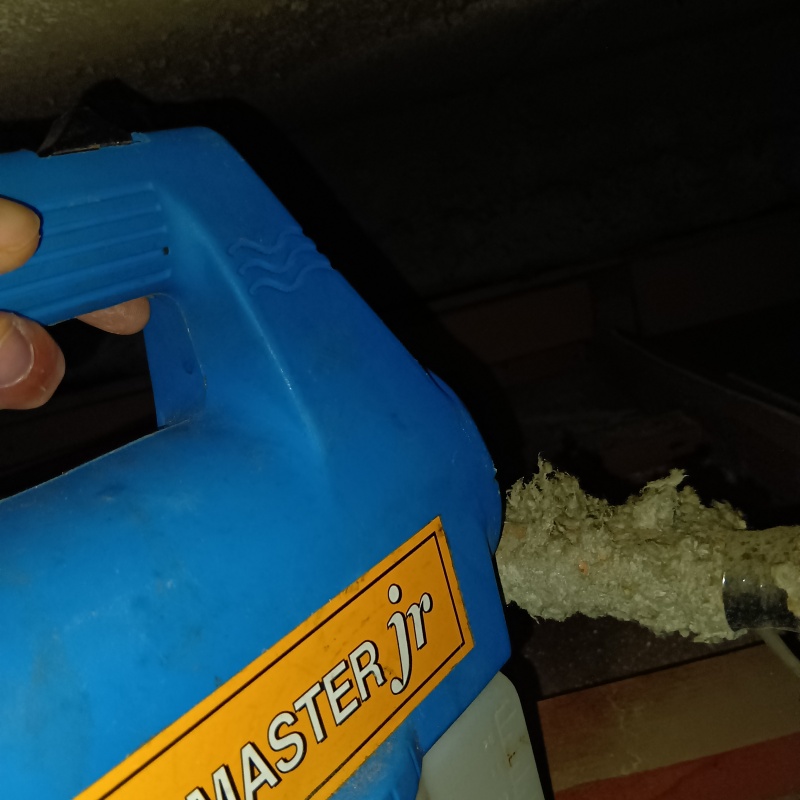 噴霧器で除菌・消臭剤を散布