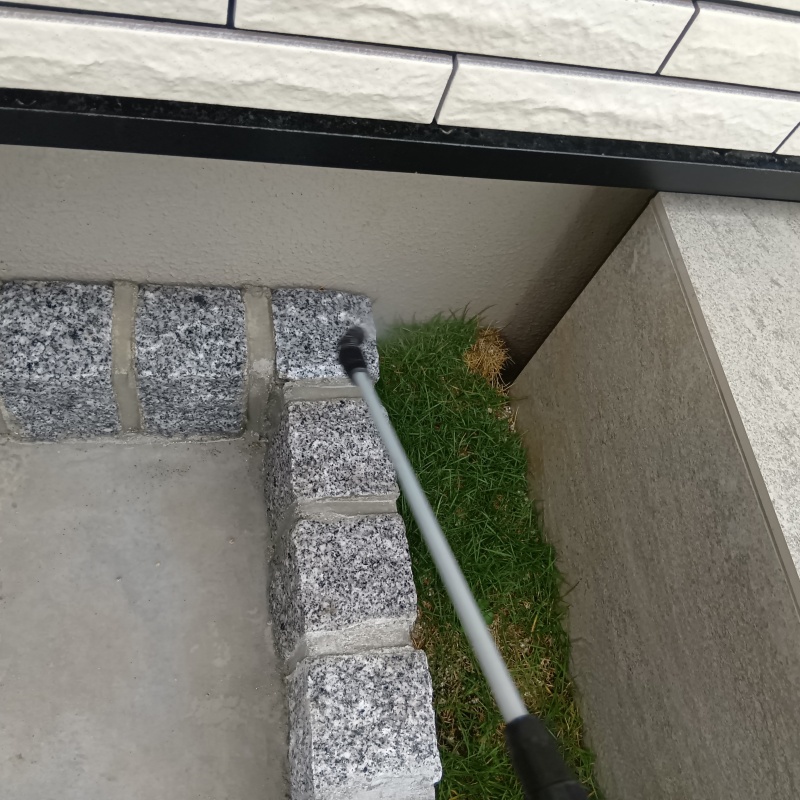 建物の外周に忌避スプレーを散布