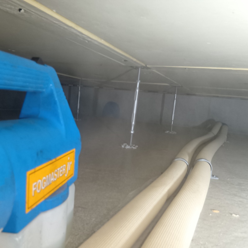 床下に除菌剤を散布