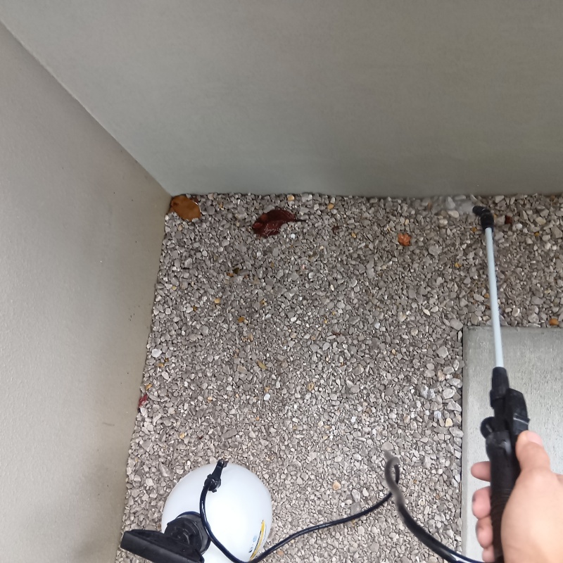 建物の外周に除菌剤を散布