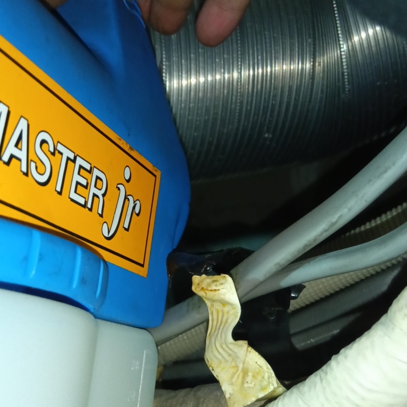 噴霧器で除菌・消臭剤を散布