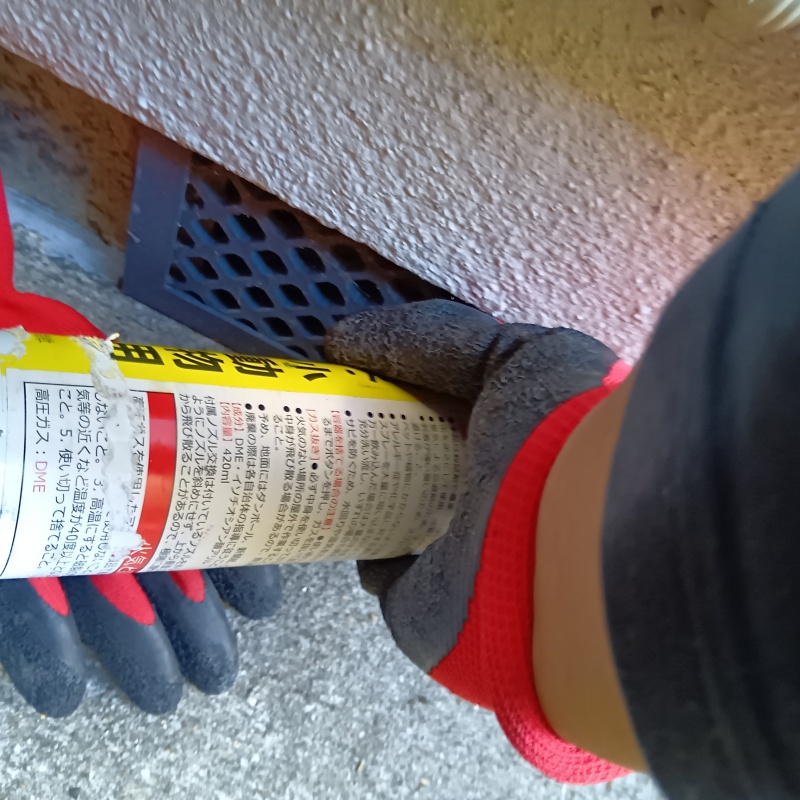 床下換気口から忌避スプレーを散布