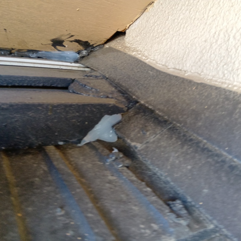 屋根瓦のすき間を封鎖