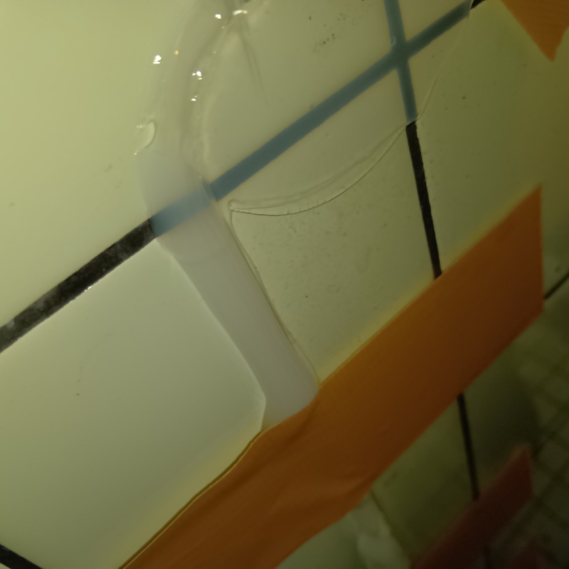 壁のすき間を補修