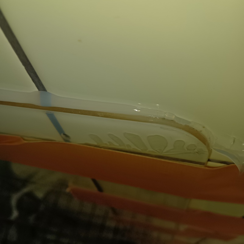 壁のすき間を補修