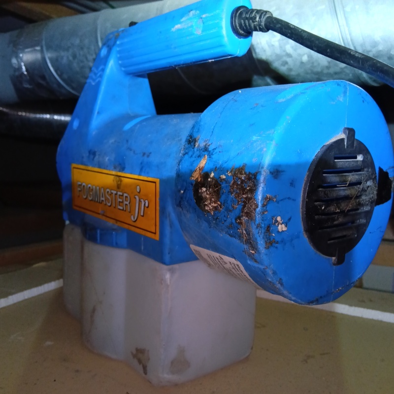 清掃後に噴霧器で除菌剤を散布