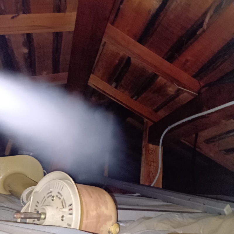 忌避スプレーを散布