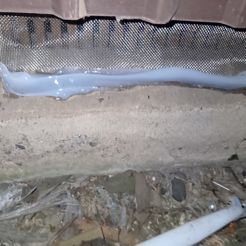 床下換気口をネットとパテで封鎖