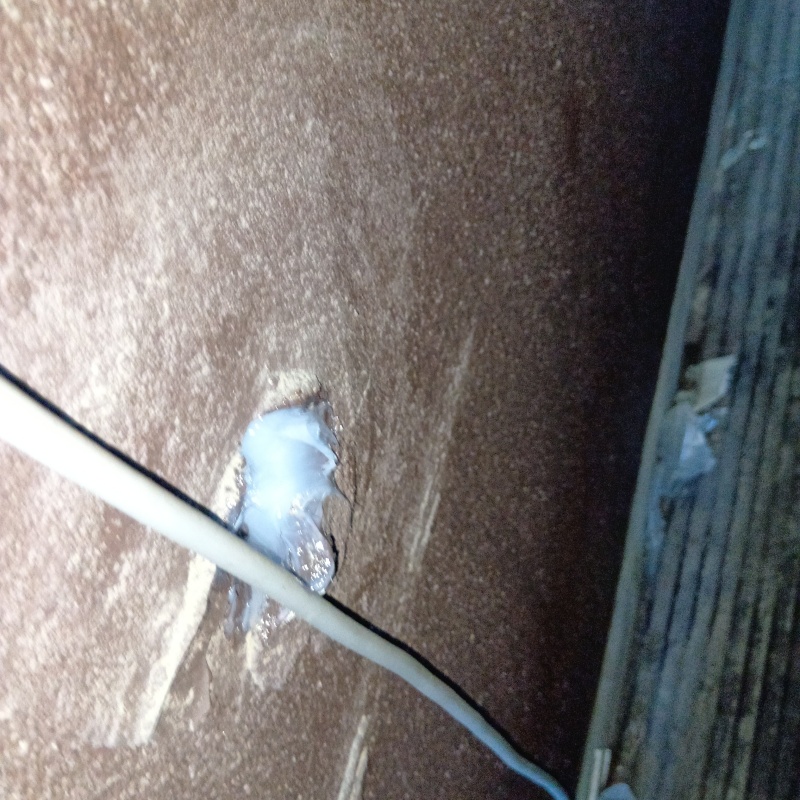 壁の穴をパテで補修