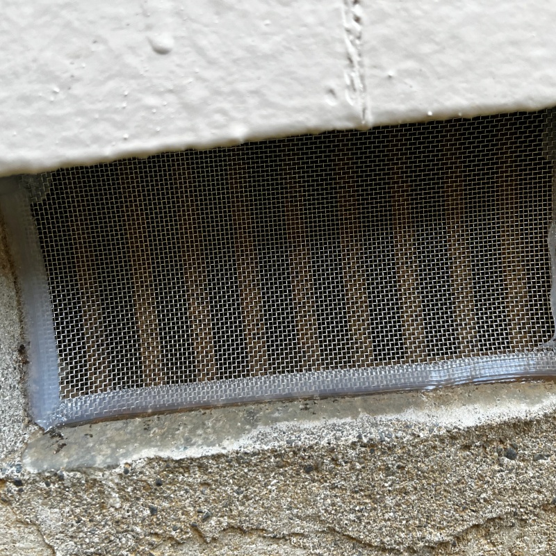 床下換気口をネットとパテで封鎖