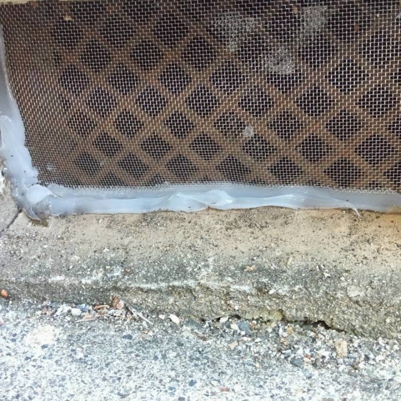 床下換気口をネットとパテで封鎖