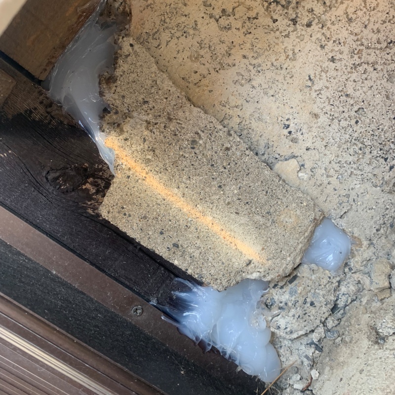 壁のひび割れやすき間をパテで補修