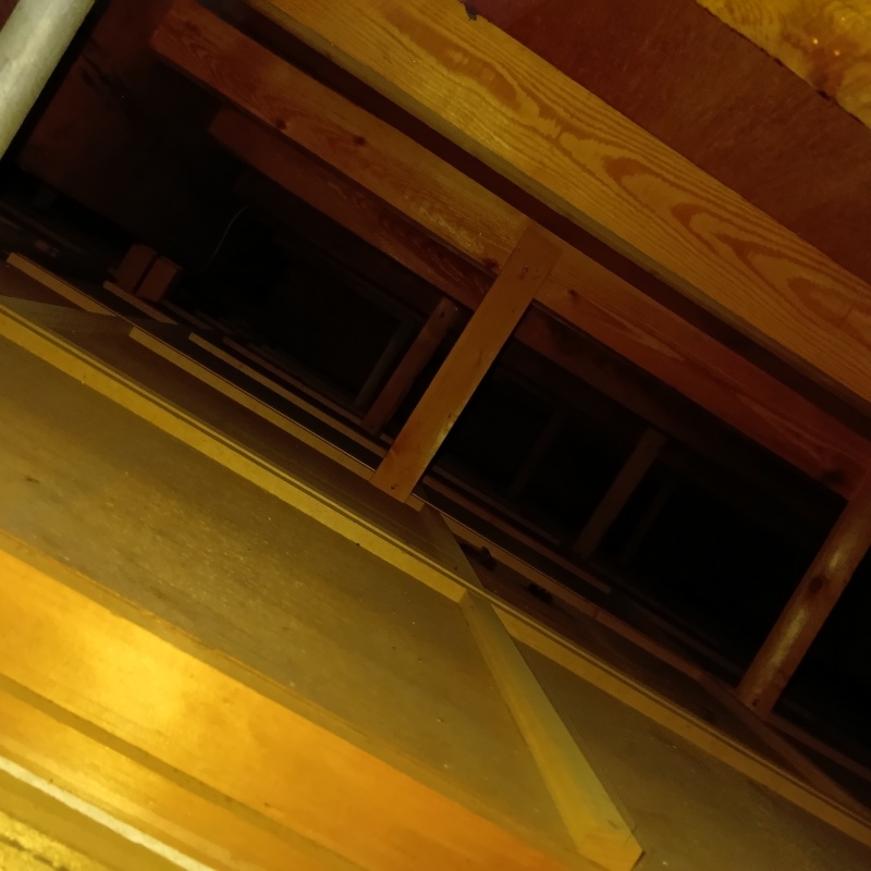 屋根裏の清掃が完了した様子