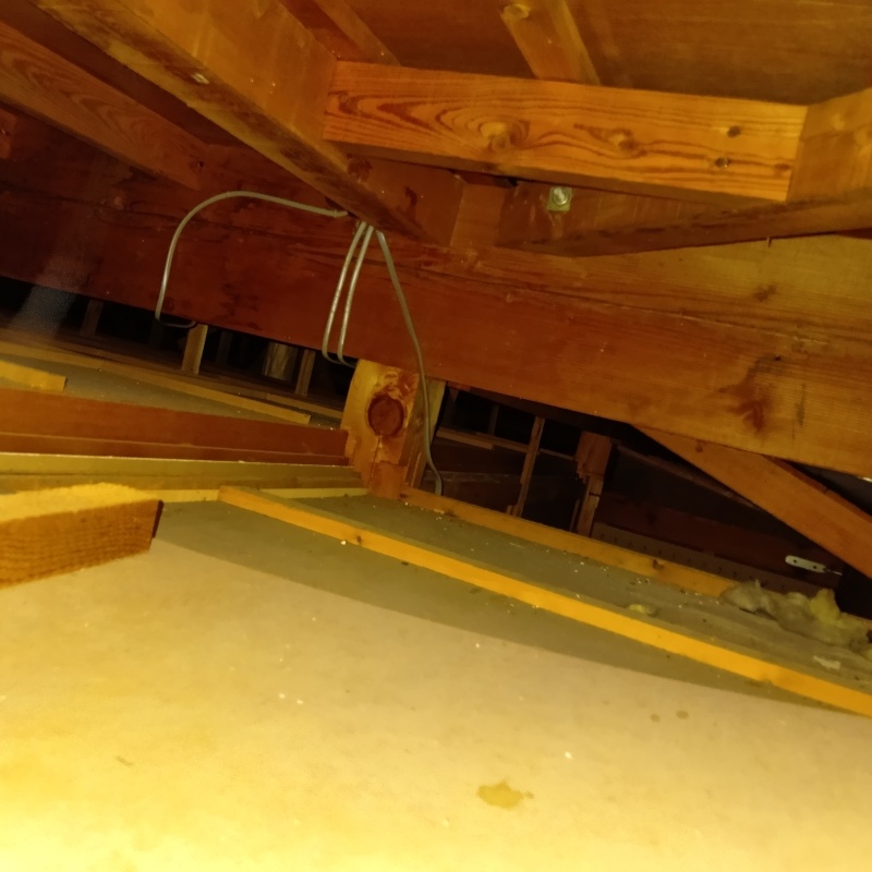 屋根裏の清掃が完了した様子