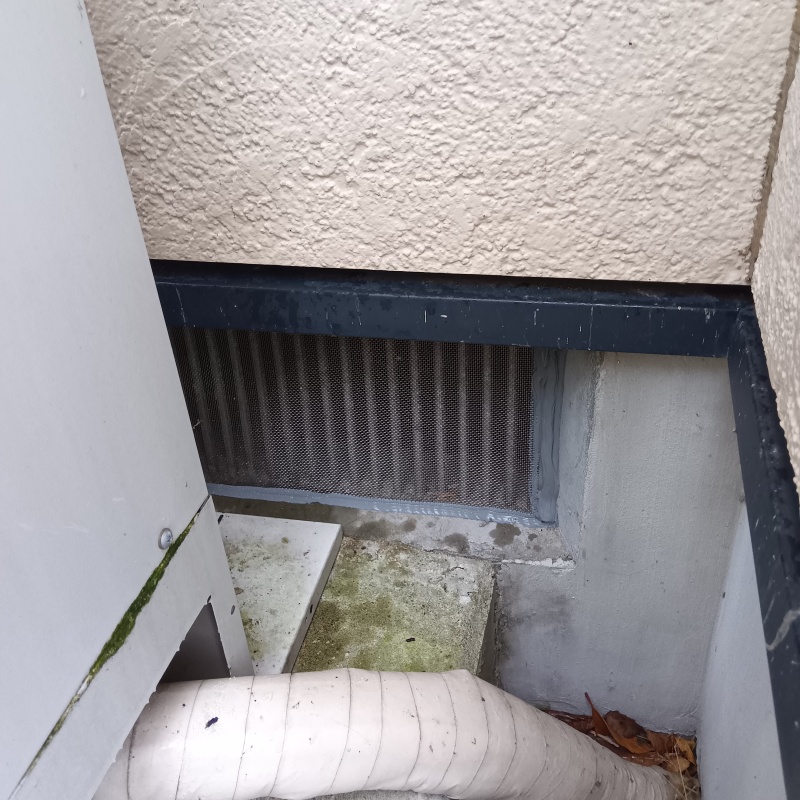 床下換気口をネットとパテで封鎖