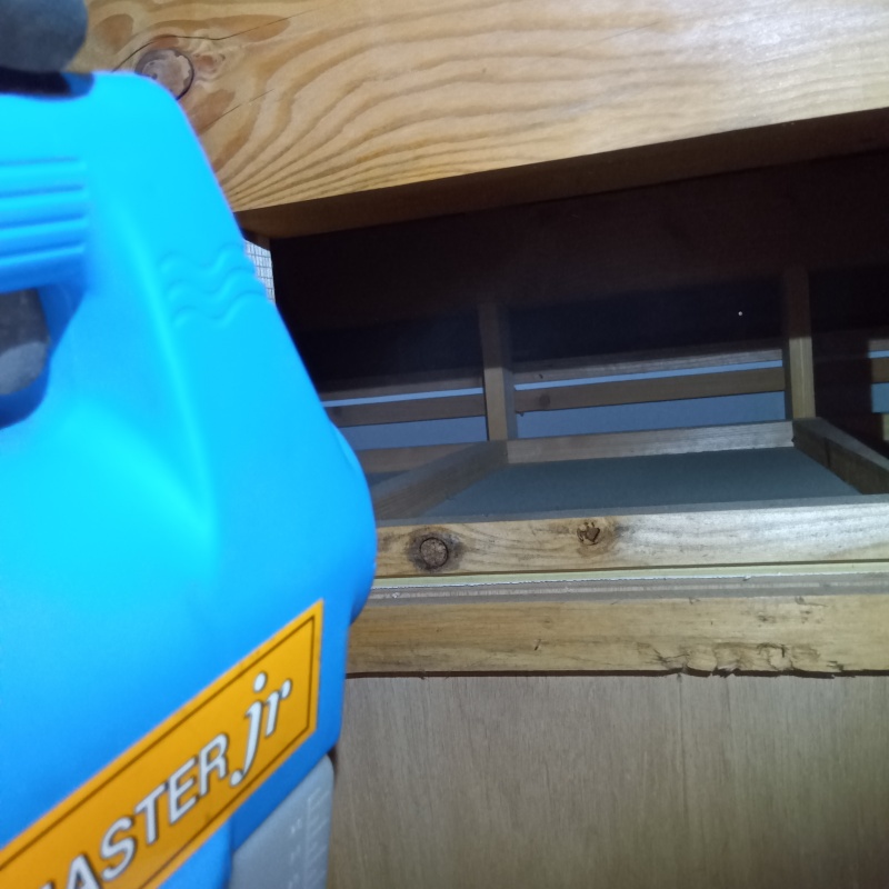 清掃後に噴霧器で除菌剤を散布