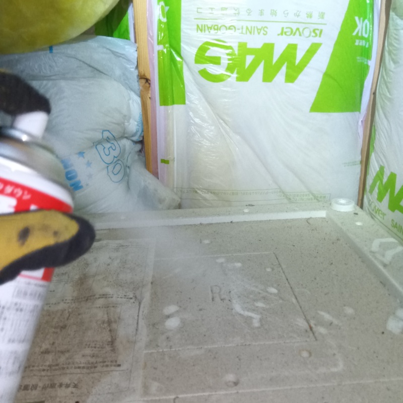 殺虫剤をスプレー