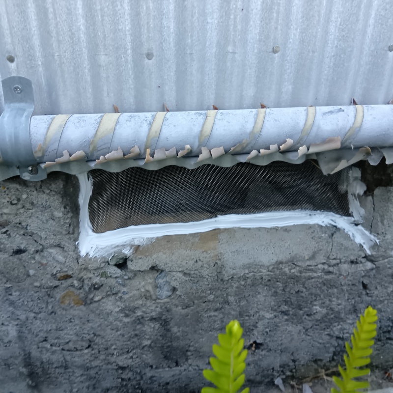 床下換気口をネットとパテで封鎖