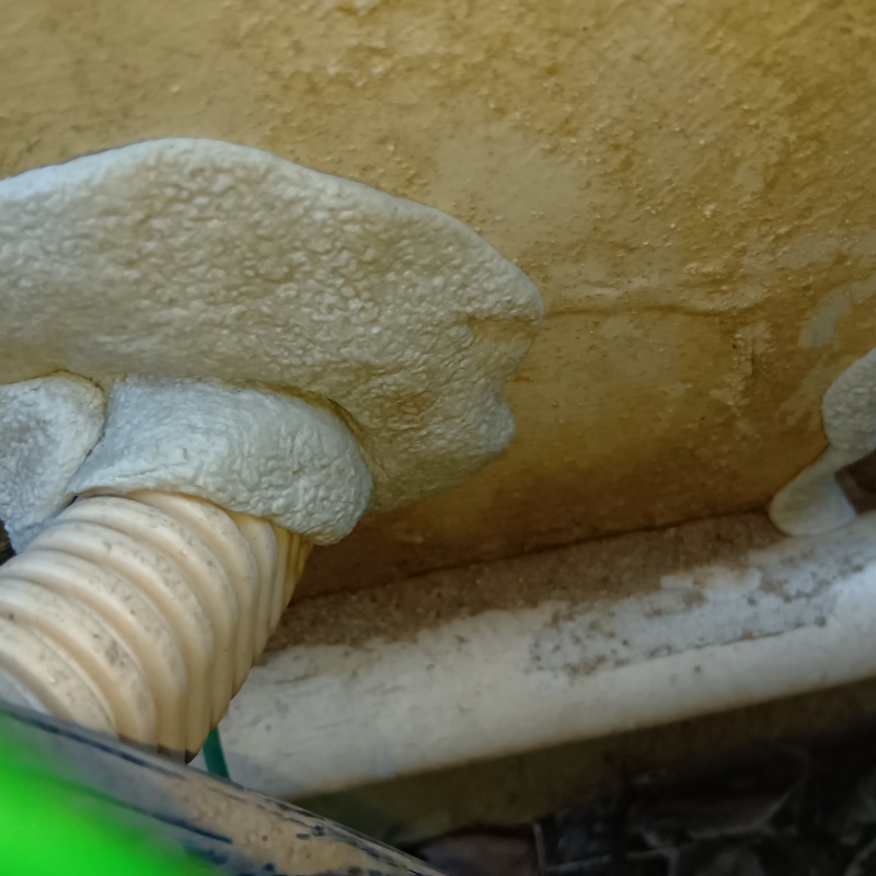 配管まわりのすき間を封鎖