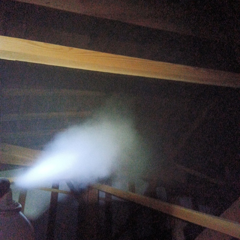 忌避スプレーを散布