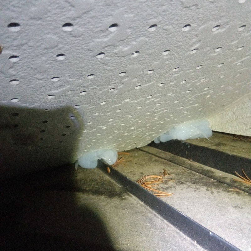 天井板と梁の接合部分のすき間を封鎖