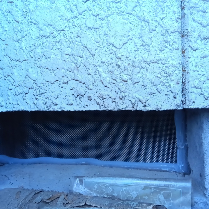 床下換気口をネットとパテで封鎖
