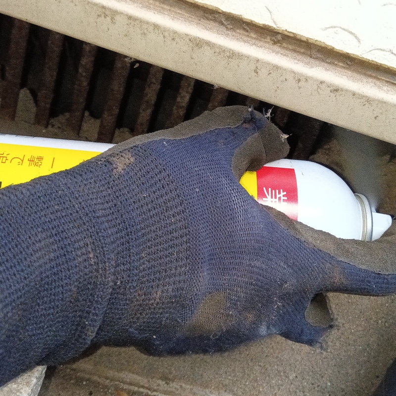 床下換気口から忌避剤をスプレー