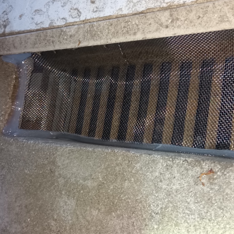 床下換気口をネットとパテで封鎖