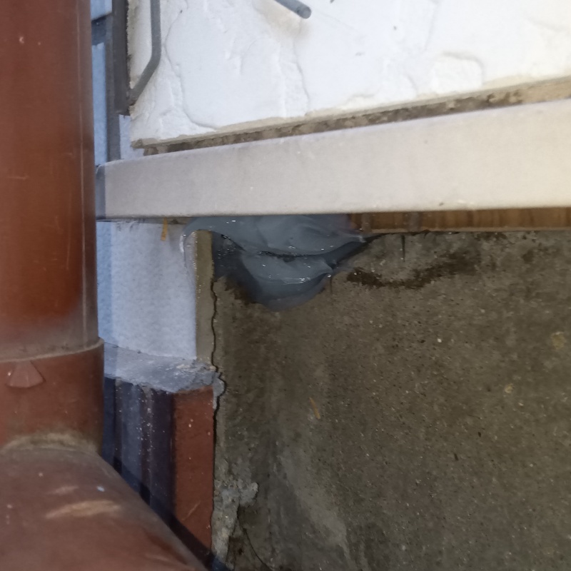 基礎部分の亀裂やすき間をパテで補修