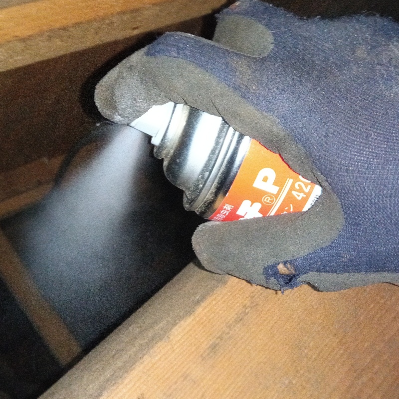 屋根裏に殺虫剤をスプレー