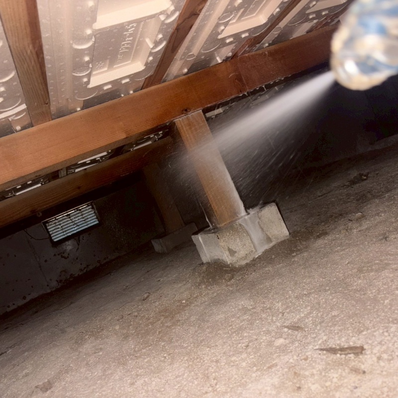 床束にシロアリ駆除剤を散布