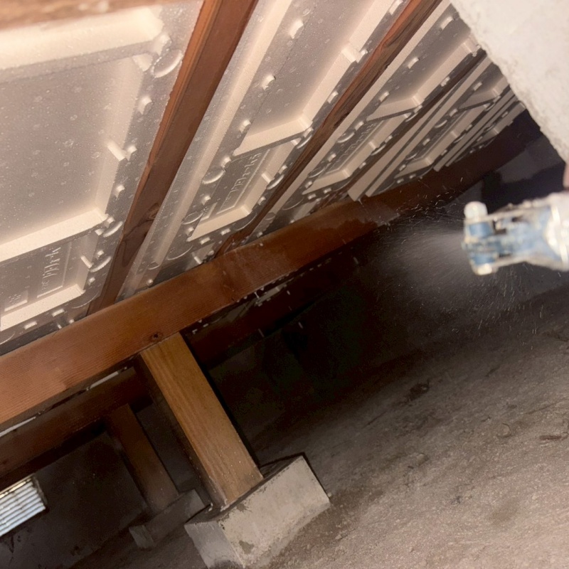 床下木材・断熱材にシロアリ駆除剤を散布